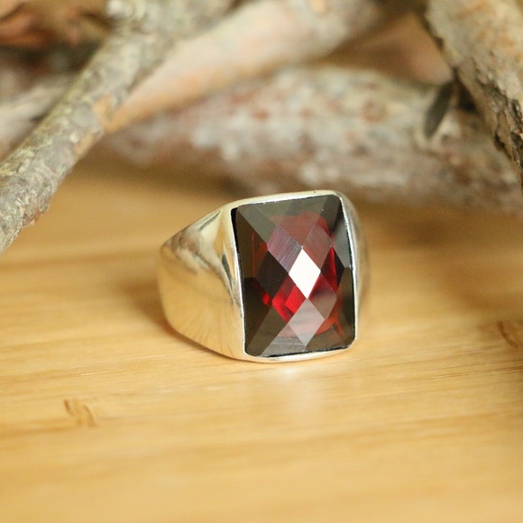 925 Sterling Silver Men's Ring With Red Cubic Zirc - Picture 2 of 8